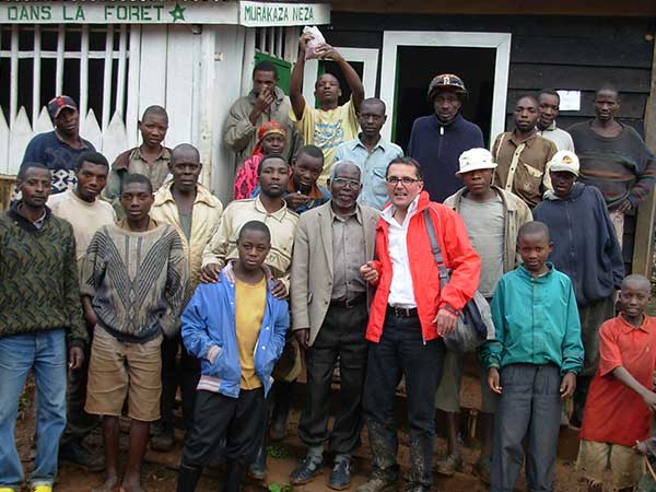 Gelebte Entwicklungspolitik in Rwanda hier Gruppenfoto mit Johannes Buchter